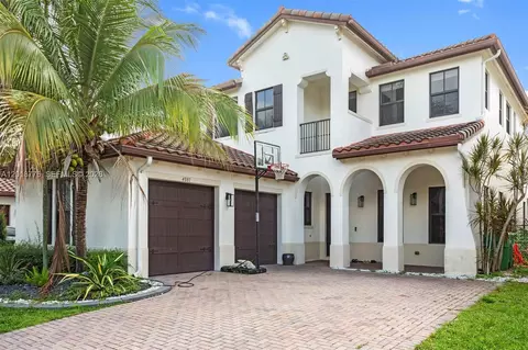 4081 NW 85th Dr, Hollywood, FL 33024