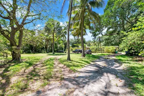 Exterior - 7480 SW 122nd St, Pinecrest, FL 33156 photo 4 of 5