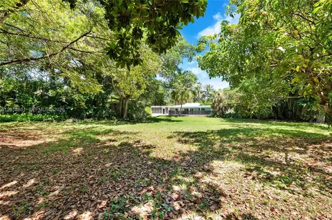 Exterior - 7480 SW 122nd St, Pinecrest, FL 33156 photo 2 of 5