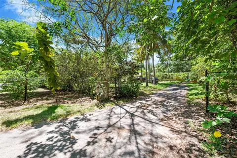 Exterior - 7480 SW 122nd St, Pinecrest, FL 33156 photo 5 of 5