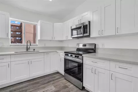 Kitchen - 10101 W Okeechobee Rd #16202, Hialeah Gardens, FL 33016 photo 2 of 3