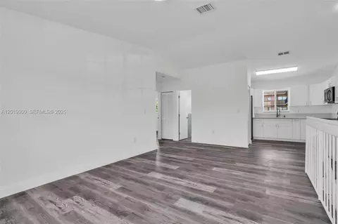 Living - 10101 W Okeechobee Rd #16202, Hialeah Gardens, FL 33016 photo 3 of 3