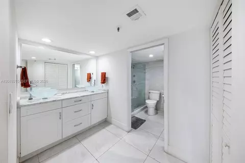 Bath - 520 Brickell Key Dr #A710, Miami, FL 33131 photo 2 of 4