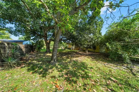 Exterior - 511 Dunad Ave, Opa Locka, FL 33054 photo 5 of 9