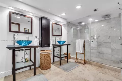 Bath - 209 Enid Dr #36, Key Biscayne, FL 33149 photo 2 of 6