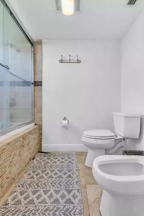 Bath - 209 Enid Dr #36, Key Biscayne, FL 33149 photo 4 of 6