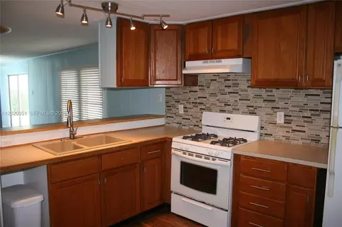 13 Old State Rd, Key Largo, FL 33037 photo 2