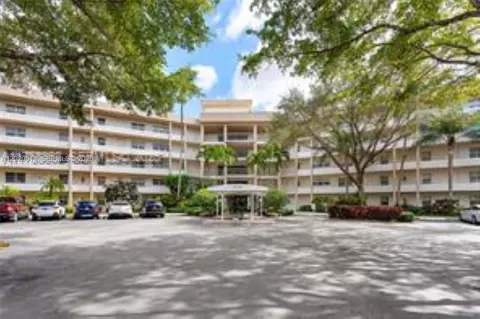 3800 Oaks Clubhouse Dr #307, Pompano Beach, FL 33069