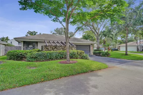 30 Cedar Rd, Hollywood, FL 33021