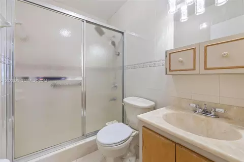 Bath - 440 E 23rd St #1405, Hialeah, FL 33013 photo 1 of 3