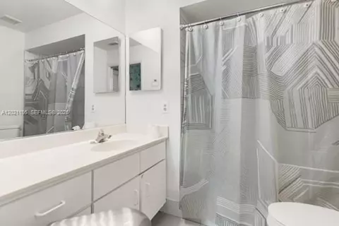 Bath - Undisclosed, Hialeah, FL 33015 photo 1 of 2