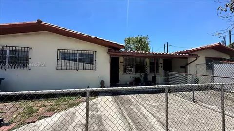 1050 SW 10th St, Miami, FL 33130
