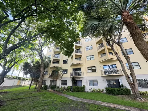 8290 Lake Dr #130, Doral, FL 33166