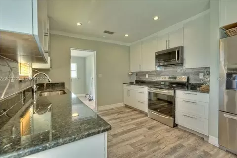 5321 3 Rd Ave W, Bradenton, FL 34209 photo 2