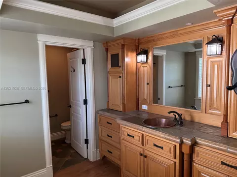 Bath - 428 N Curry St, Tehachapi, CA 93561 photo 1 of 5