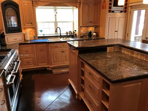 Kitchen - 428 N Curry St, Tehachapi, CA 93561 photo 2 of 3