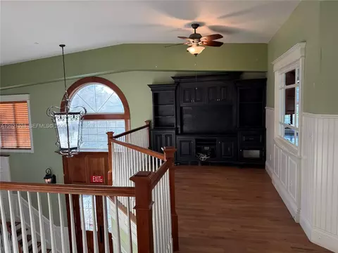 Living - 428 N Curry St, Tehachapi, CA 93561 photo 4 of 4