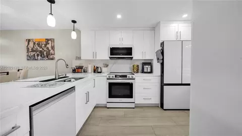 605 Oaks Dr #502, Pompano Beach, FL 33069