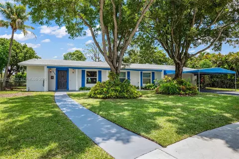 9460 Palmetto Club Ln E, Palmetto Bay, FL 33157