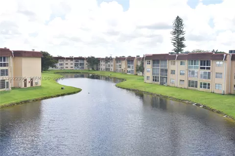 8861 Sunrise Lakes Blvd #305, Sunrise, FL 33322