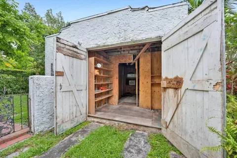 Exterior - 644 Navarre Ave, Coral Gables, FL 33134 photo 7 of 10