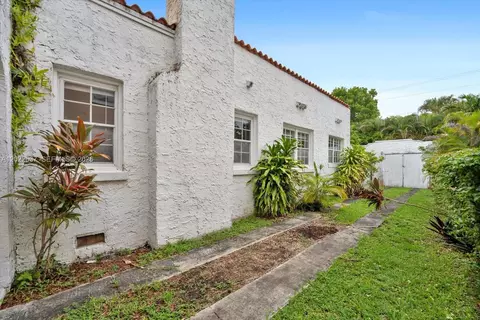 Exterior - 644 Navarre Ave, Coral Gables, FL 33134 photo 5 of 10