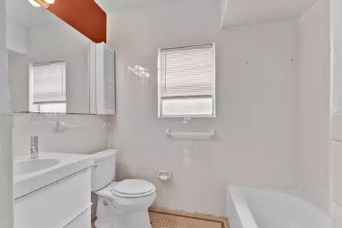 Bath - 644 Navarre Ave, Coral Gables, FL 33134 photo 1 of 1