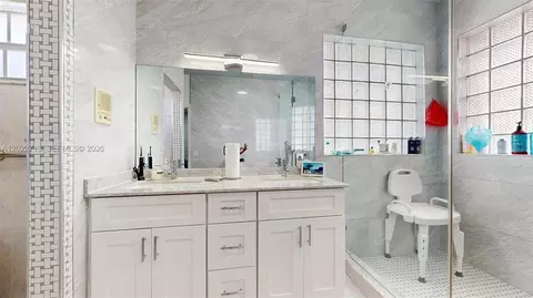 Bath - 357 W 44th St, Hialeah, FL 33012 photo 4 of 7