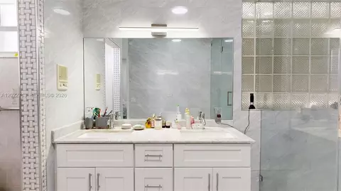 Bath - 357 W 44th St, Hialeah, FL 33012 photo 2 of 7