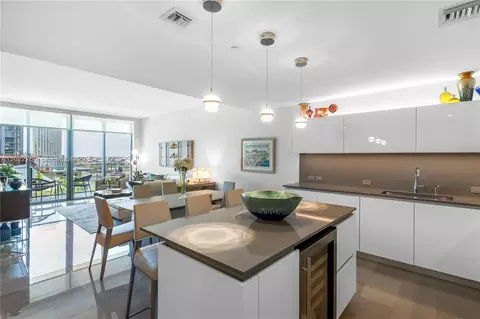 68 SE 6th St #810, Miami, FL 33131