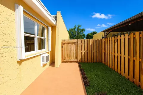 Exterior - 7332 Bay Hill Dr, Hialeah, FL 33015 photo 2 of 4