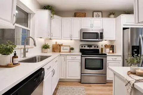 Kitchen - 7332 Bay Hill Dr, Hialeah, FL 33015 photo 2 of 3