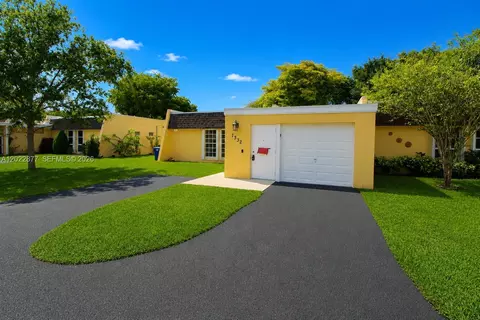 Exterior - 7332 Bay Hill Dr, Hialeah, FL 33015 photo 4 of 4