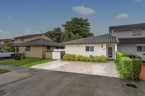1071 W 37th St, Hialeah, FL 33012 photo 2