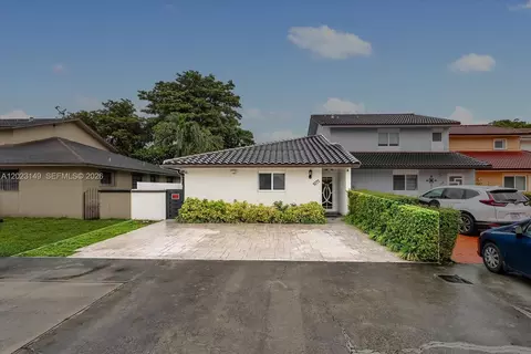 1071 W 37th St, Hialeah, FL 33012 photo 4