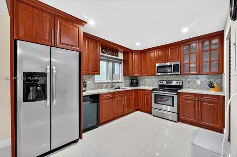 1071 W 37th St, Hialeah, FL 33012 photo 9