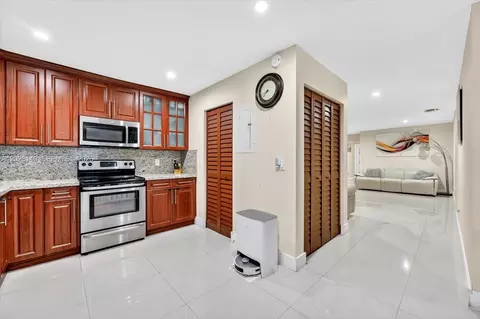 1071 W 37th St, Hialeah, FL 33012 photo 11