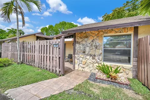 330 Briarwood Cir #3-19, Hollywood, FL 33024