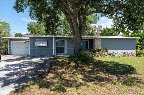 982 SW Airoso Blvd, Port Saint Lucie, FL 34983