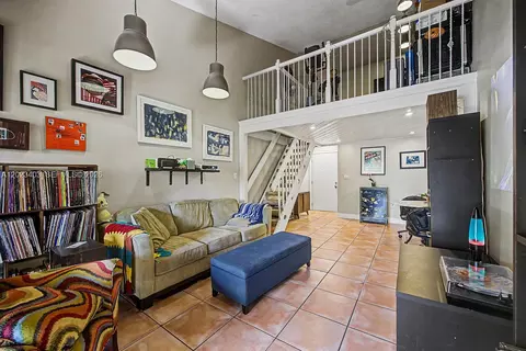 10233 NW 9th St Cir #214-1, Miami, FL 33172
