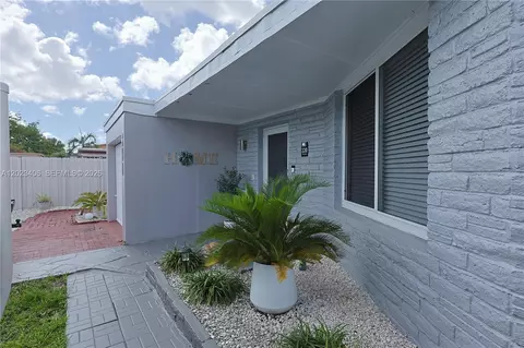 330 W 44th St, Hialeah, FL 33012