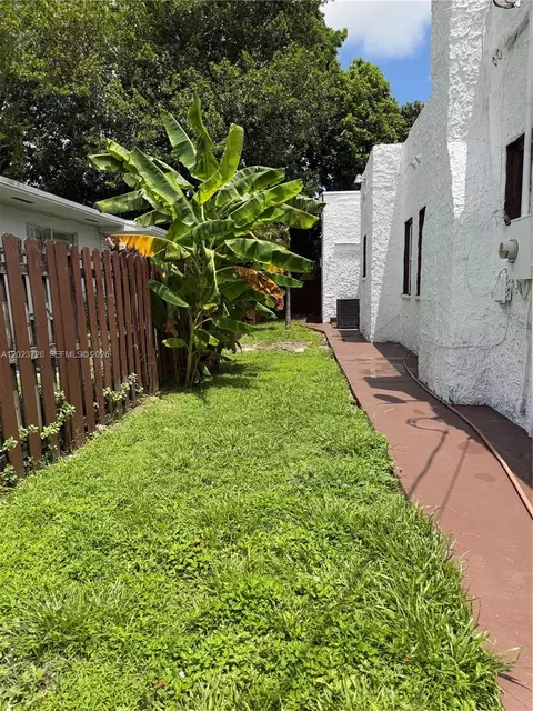 1727 NW 50th St, Miami, FL 33142