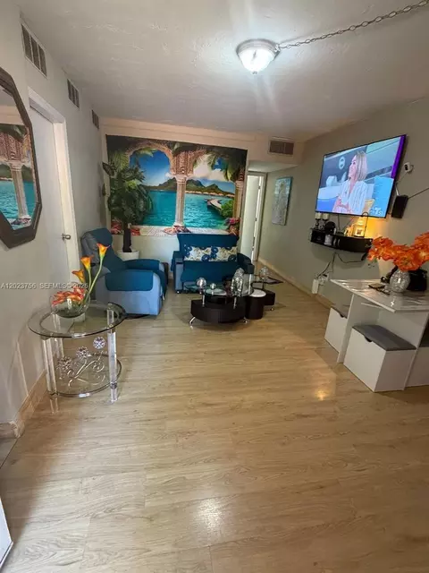 1245 W 24th St #118, Hialeah, FL 33010