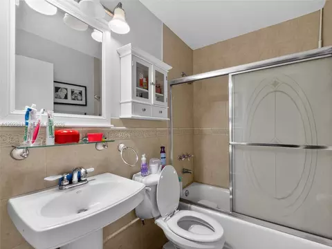 Bath - 2462 W 65th St, Hialeah, FL 33016 photo 2 of 2