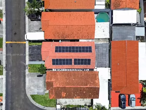 View/Area - 2462 W 65th St, Hialeah, FL 33016 photo 3 of 6