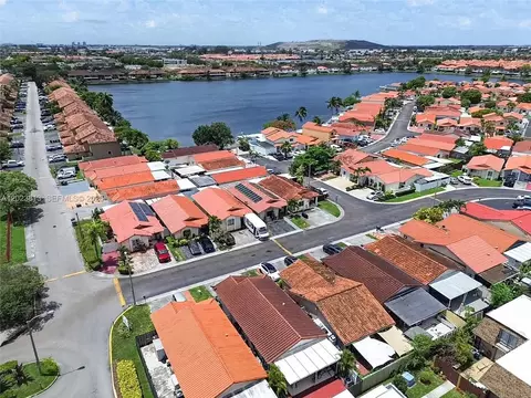 View/Area - 2462 W 65th St, Hialeah, FL 33016 photo 2 of 6