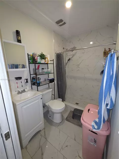 Bath - 651 E 48th St, Hialeah, FL 33013 photo 4 of 4