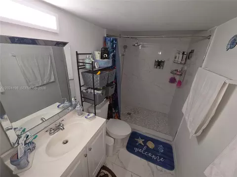 Bath - 651 E 48th St, Hialeah, FL 33013 photo 2 of 4