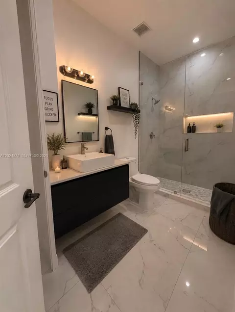 Bath - 14442 SW 14th St, Miami, FL 33184 photo 3 of 9
