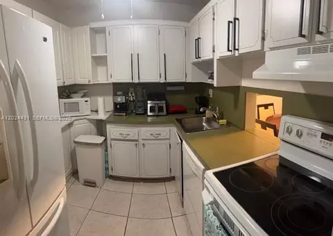 8260 SW 24th St, North Lauderdale, FL 33068